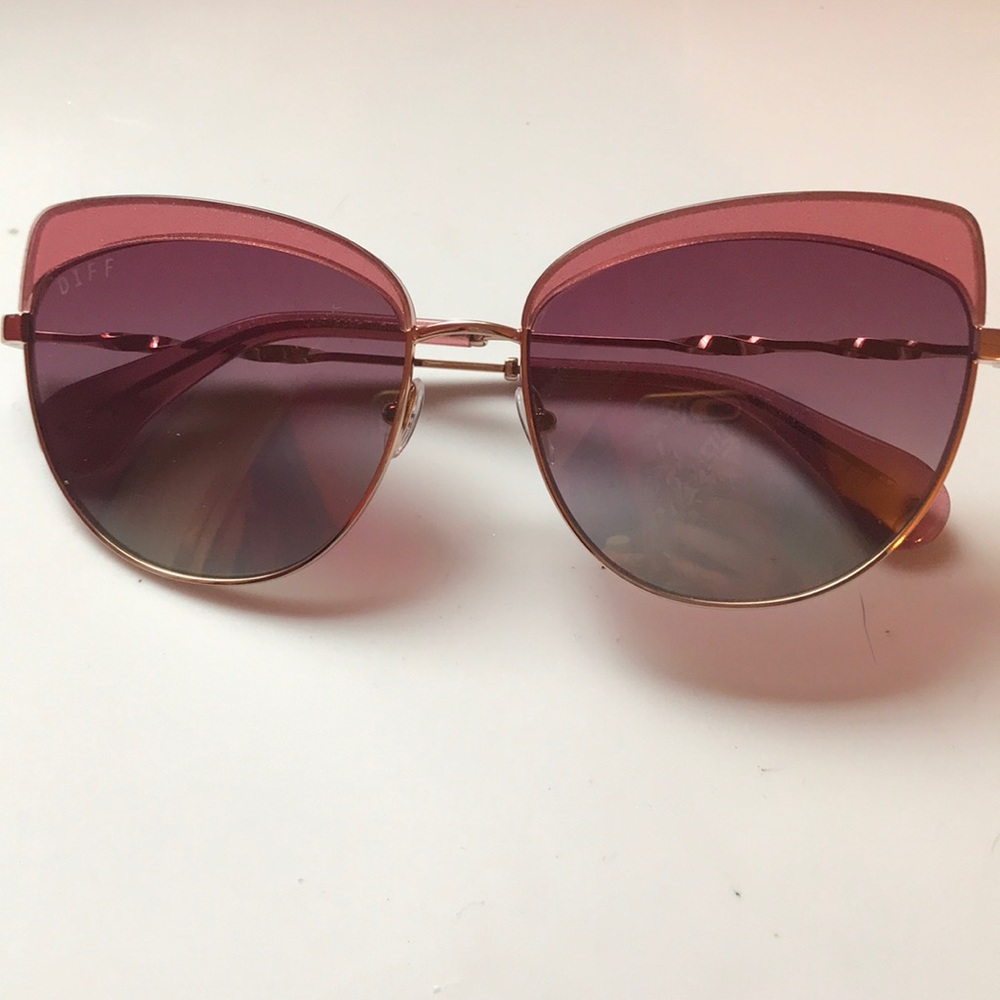 NWT NEVER WORN DIFF IZZY SUNGLASSES PINK